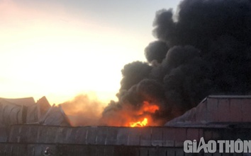 Ngọn lửa cháy ngùn ngụt tại cụm công nghiệp ở Quảng Ngãi