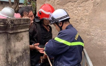 Cảnh sát giải cứu người đàn ông rơi xuống giếng sâu 15m ở Hà Nội