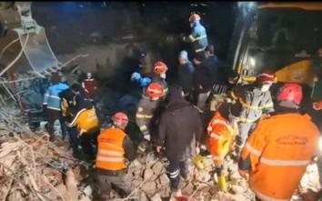 Cận cảnh đội cứu hộ Việt Nam đưa thêm 4 thi thể nạn nhân động đất ra ngoài