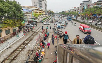 Hà Nội: Lo mất an toàn đường sắt đoạn qua Bệnh viện Bạch Mai