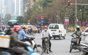 Hà Nội: Xe máy vượt đèn đỏ ngang nhiên như chốn không người