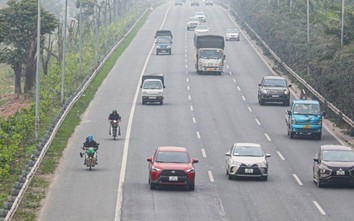 Hà Nội: Bất chấp nguy hiểm, xe máy lao vun vút trên đường cao tốc