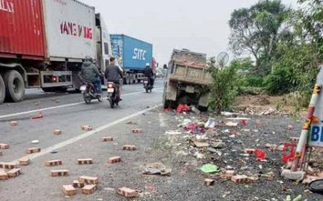 Tai nạn giữa xe chở gạch và container: Người phụ nữ bán xôi tiên lượng xấu
