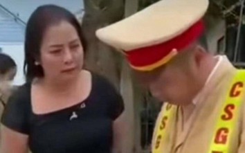 Khởi tố vụ án người phụ nữ ở Thanh Hoá lăng mạ, đòi "hôn CSGT tới chết"