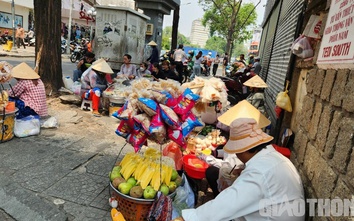 Muôn kiểu chiếm dụng vỉa hè ngay trung tâm TP.HCM