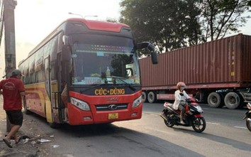 TP.HCM: Bát nháo xe dù, bến cóc ngay trong cây xăng, bãi đậu xe