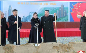 Sự xuất hiện của con gái ông Kim Jong-un "thổi bùng" dư luận về người kế vị