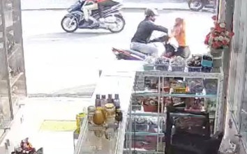 Bị móc túi, người phụ nữ giằng co giật chìa khóa xe máy của tên cướp