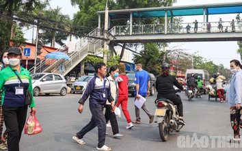 “Ngó lơ” cầu bộ hành, người dân bất chấp nguy hiểm băng qua đường