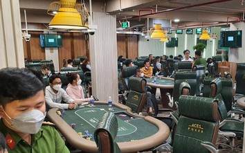 Bao nhiêu người thi đấu trái phép tại CLB Aces Poker khi cảnh sát kiểm tra?