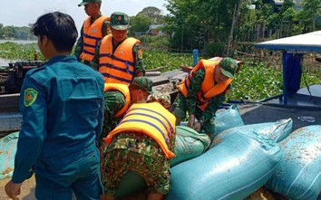 Bộ đội Biên phòng An Giang cứu ghe chở 129 tấn lúa bị chìm