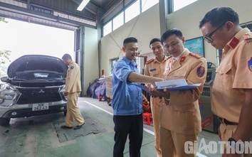 Hình ảnh đầu tiên CSGT kiểm định xe cùng đăng kiểm viên tại Hà Nội