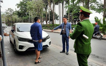 Dẹp loạn vỉa hè ở Hà Nội: Tài xế ô tô nháo nhào tháo chạy khi thấy công an