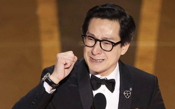 Lễ trao giải Oscar: Sao gốc Á Quan Kế Huy bật khóc khi thắng giải