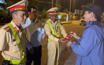 Bình Định trao khăn lạnh, nước uống cho lái xe khách để kéo giảm TNGT