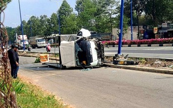 Đi đưa đám tang về, xe tải tông cột đèn rồi lật nhào, tài xế nhập viện