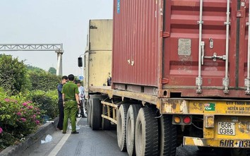 TP.HCM: Bất ngờ lao ra đường, người đàn ông bị xe container tông tử vong