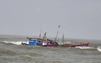 Video TNGT 25/3: Tàu cá bị chìm sau va chạm vật thể lạ trên biển Quảng Trị