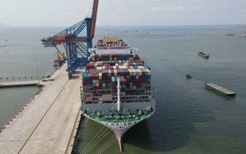 Siêu tàu container lớn nhất thế giới OOCL Spain cập cảng Cái Mép - Thị Vải