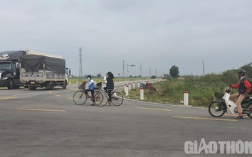 Vụ xe khách lật ở Quảng Ngãi: Bất an với các vị trí giao cắt đường dân sinh