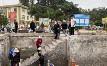 Quảng Ninh: Chất thải rắn bị đổ tràn lan xuống cầu cảng, mặt biển