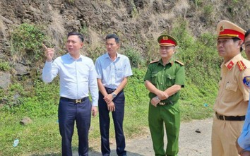 Nhân viên tuần đường là người đầu tiên tiếp cận hiện trường vụ lật xe dưa