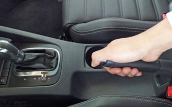 Dùng phanh tay khi đỗ dài ngày có gây hại cho ô tô?