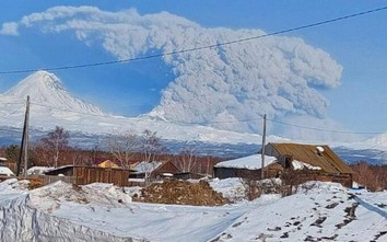 Núi lửa phun tro bụi cao 12km, Nga kích hoạt báo động đỏ với hàng không