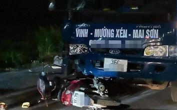 Tai nạn ở Nghệ An: Xe máy chở ba đối đầu xe tải, 2 người tử vong