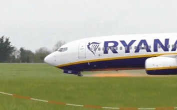 Video khoảnh khắc máy bay Ryanair tóe lửa khi hạ cánh