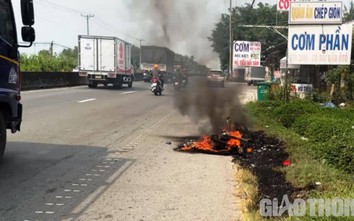 Vợ chồng nam công nhân bất lực nhìn xe máy bốc cháy trên đường về quê