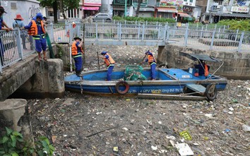 Cận cảnh kênh Nhiêu Lộc - Thị Nghè bị lấp kín bởi xác cá và rác thải