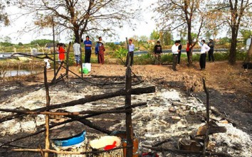 Kịp thời hỗ trợ 2 gia đình bị hỏa hoạn thiêu rụi nhà ở Cà Mau