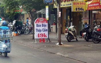 Nhan nhản biển quảng cáo nhái cột mốc lộ giới ở TP.HCM