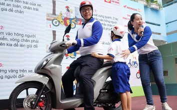 HEAD Sơn Minh trao mũ bảo hiểm cho 400 học sinh Trường tiểu học Kết Đoàn