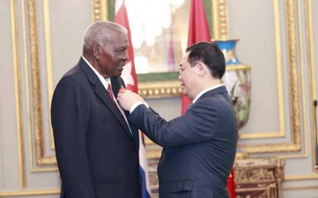 Trao tặng huân chương cao quý của Việt Nam cho Chủ tịch Quốc hội Cuba