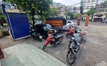 TP Quy Nhơn: Cây ATM chiếm sân UBND phường, xe của dân tiện đâu để đấy
