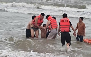 Trung tá công an 2 ngày cứu 3 người bị sóng cuốn ở biển Lăng Cô