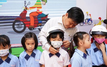 HEAD Sơn Minh trao MBH cho học sinh Trường tiểu học Phú Định