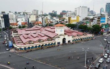 Du khách nô nức chụp hình check-in ở ngôi chợ 110 năm tuổi vừa thay áo mới