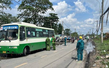 Con gái chở mẹ đi khám bệnh về gần nhà thì gặp nạn, người mẹ tử vong