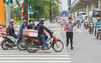 Muôn kiểu dừng đỗ sai quy định chờ đèn tín hiệu của xe máy