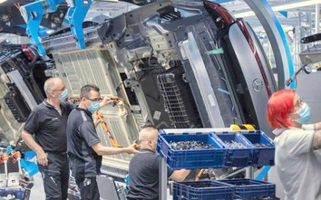 Nổ súng tại xưởng lắp ráp xe điện Mercedes EQS ở Đức