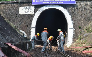 Sửa chữa đường trong hầm đường sắt dài nhất Việt Nam