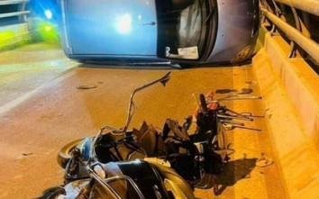 Tai nạn ô tô và xe máy trên cầu vượt Phong Cốc, một người bị thương nặng
