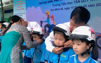 Honda Sơn Minh tiếp tục trao hàng trăm mũ bảo hiểm cho học sinh ở TP.HCM