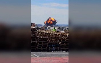 Video tiêm kích F-18 lao xuống đất rồi phát nổ như cầu lửa