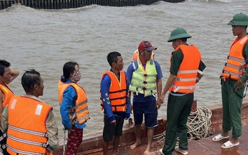 Chìm sà lan chở 200 tấn đá trên biển Kiên Giang, ứng cứu 4 người