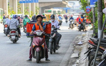 Hoảng hốt nhìn xe máy lao vun vút trên đường ngược chiều