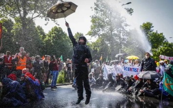 Hàng nghìn người Hà Lan chặn đường, phản đối trợ cấp nhiên liệu hoá thạch